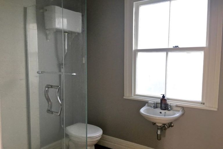 Photo of property in 1/2 Milton Road, Northcote Point, Auckland, 0627