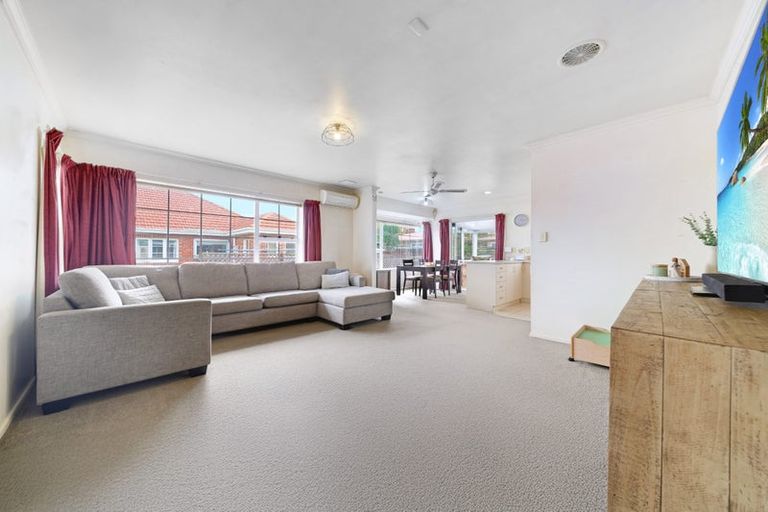 Photo of property in 2/13 Clevedon Road, Papakura, 2110