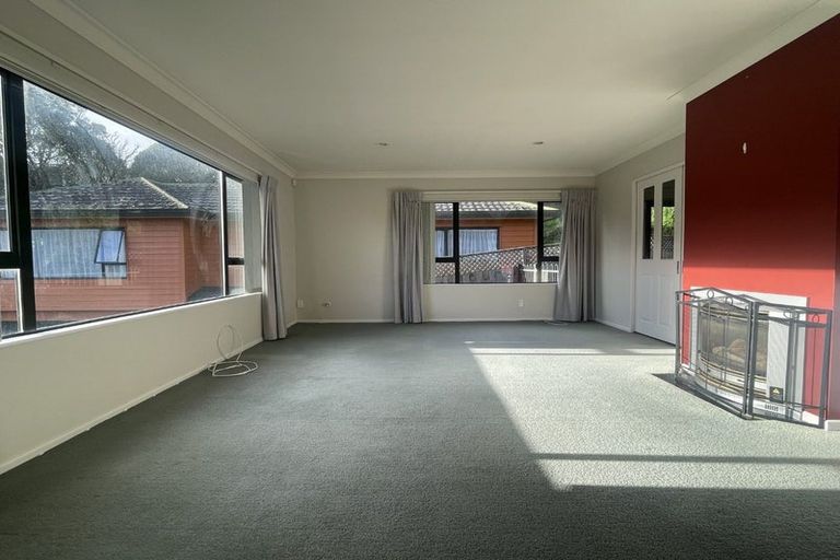 Photo of property in 17 Glanmire Road, Newlands, Wellington, 6037