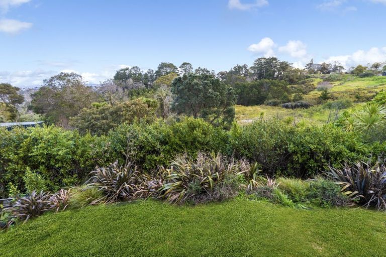 Photo of property in 94 Lake Panorama Drive, Henderson Valley, Auckland, 0612