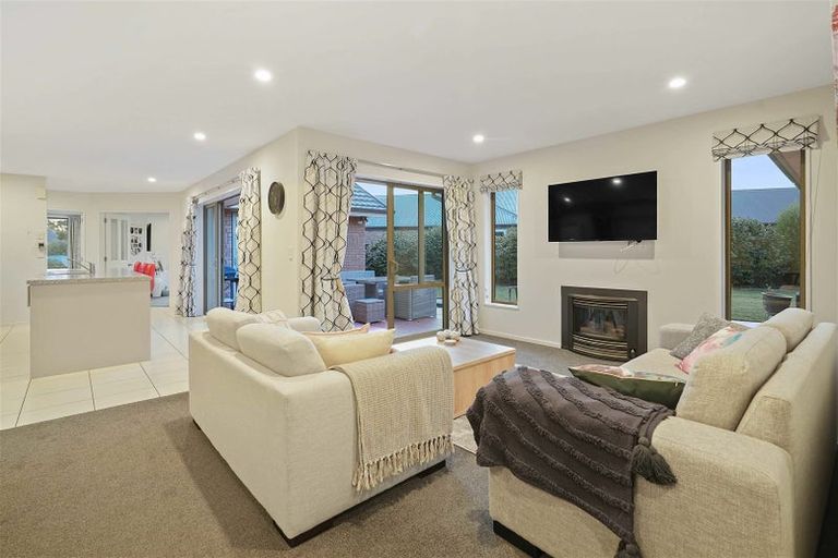 Photo of property in 8 Belgrove Place, Parklands, Christchurch, 8083