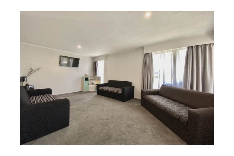 Photo of property in 13 Carbery Place, Manurewa, Auckland, 2102