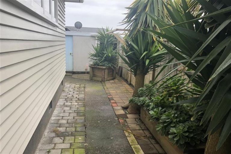 Photo of property in 9 Karaka Street, Merrilands, New Plymouth, 4312