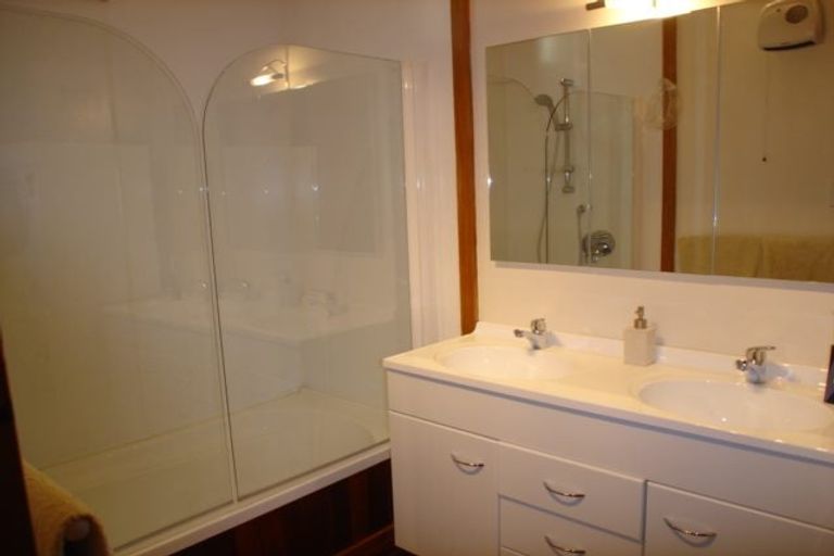 Photo of property in 82 Oriental Parade, Oriental Bay, Wellington, 6011