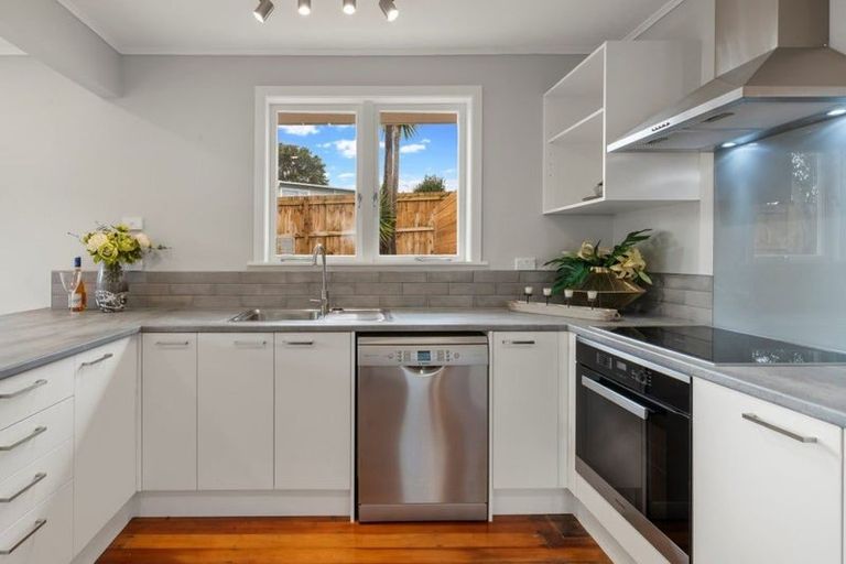 Photo of property in 37 Cardiff Road, Pakuranga, Auckland, 2010