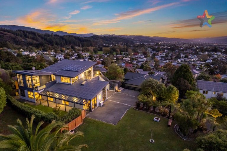 Photo of property in 22 Mount Marua Drive, Timberlea, Upper Hutt, 5018