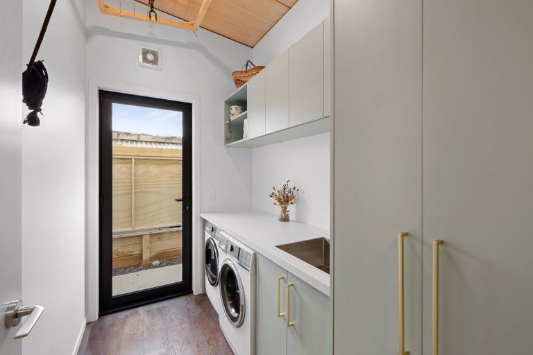 Photo of property in 318 Mangorei Road, Merrilands, New Plymouth, 4312