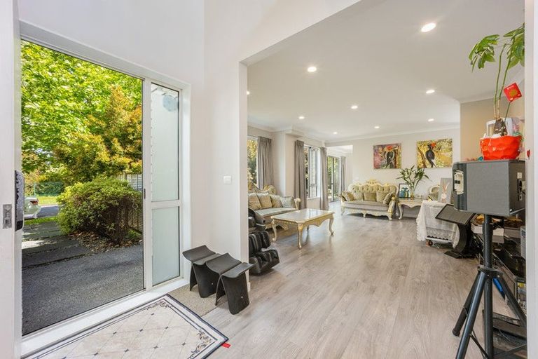 Photo of property in 1b Harrowglen Drive, Northcross, Auckland, 0632