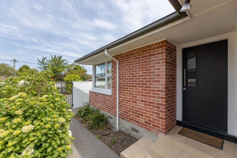 Photo of property in 93 Crofton Road, Harewood, Christchurch, 8051