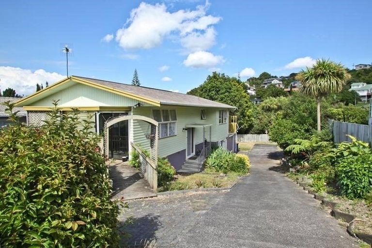 Photo of property in 35 Easton Park Parade, Glenfield, Auckland, 0629