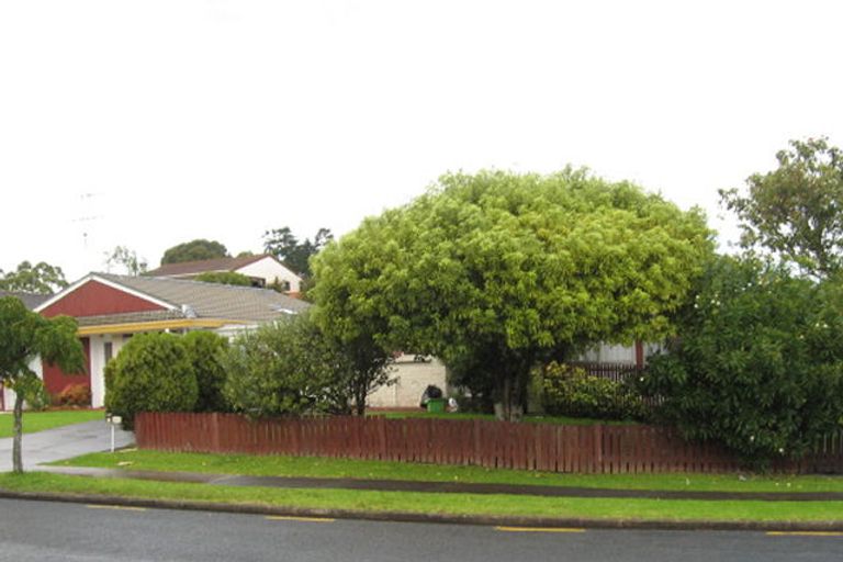 Photo of property in 2/1 Ballater Place, Highland Park, Auckland, 2010