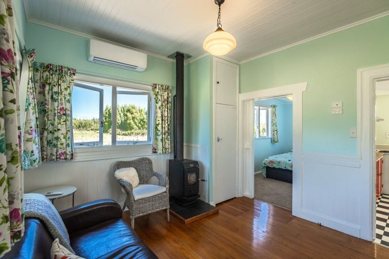 Photo of property in 103a Waikawa Beach Road, Manakau, Levin, 5573