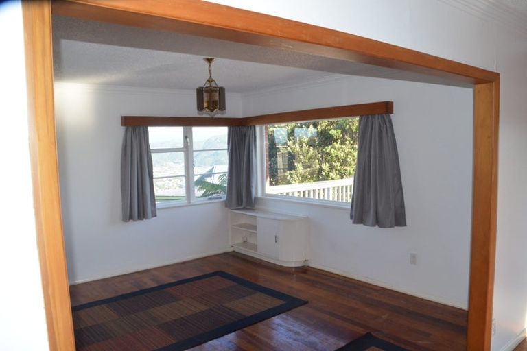 Photo of property in 5 Poto Road, Normandale, Lower Hutt, 5010