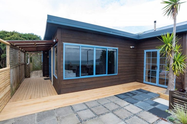 Photo of property in 64 Motuhara Road, Plimmerton, Porirua, 5026