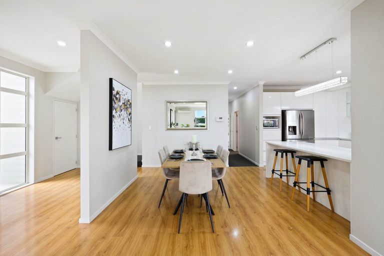 Photo of property in 111 Lake Panorama Drive, Henderson Valley, Auckland, 0612