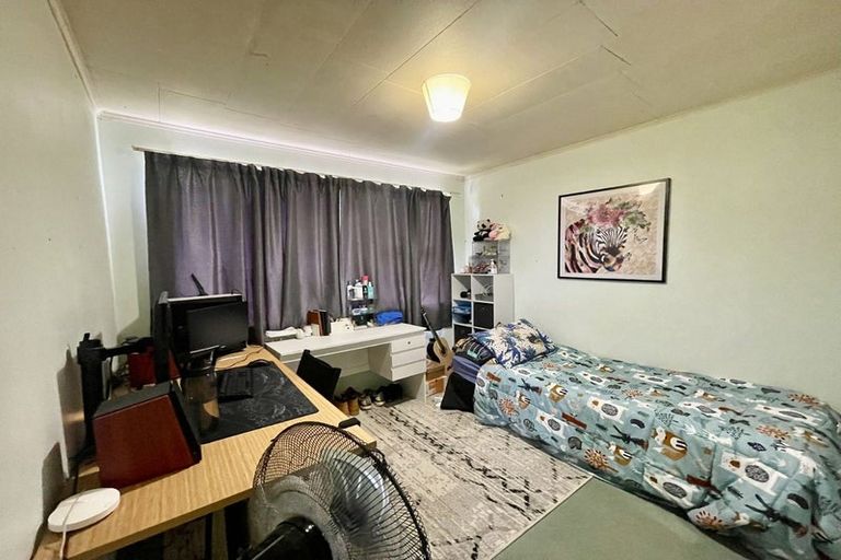 Photo of property in 5 Mcclintock Road, Massey, Auckland, 0614