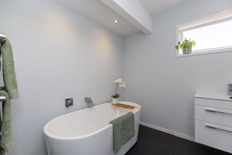 Photo of property in 2 Bermuda Grove, Paraparaumu Beach, Paraparaumu, 5032