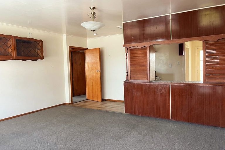 Photo of property in 81 Pupuke Road, Northcote, Auckland, 0627