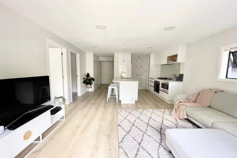 Photo of property in 24a Lyons Avenue, Murrays Bay, Auckland, 0630