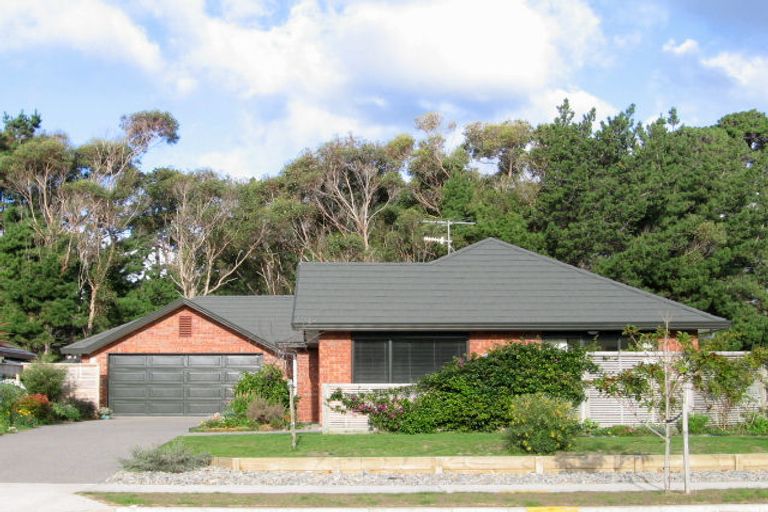 Photo of property in 122 Weggery Drive, Waikanae Beach, Waikanae, 5036
