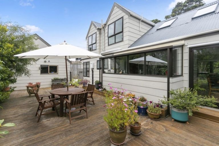 Photo of property in 211 Miromiro Road, Normandale, Lower Hutt, 5010