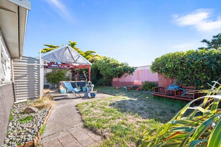 Photo of property in 27 Bond Street, Foxton Beach, Foxton, 4815
