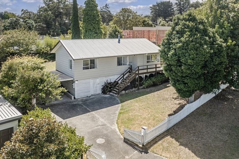 Photo of property in 4 Buisson Glade, West Harbour, Auckland, 0618