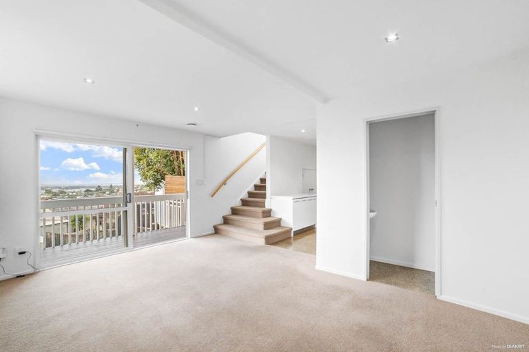 Photo of property in 1a Highgrove Lane, Totara Vale, Auckland, 0632