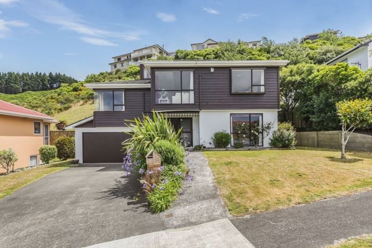 Photo of property in 18 Ordley Grove, Tawa, Wellington, 5028