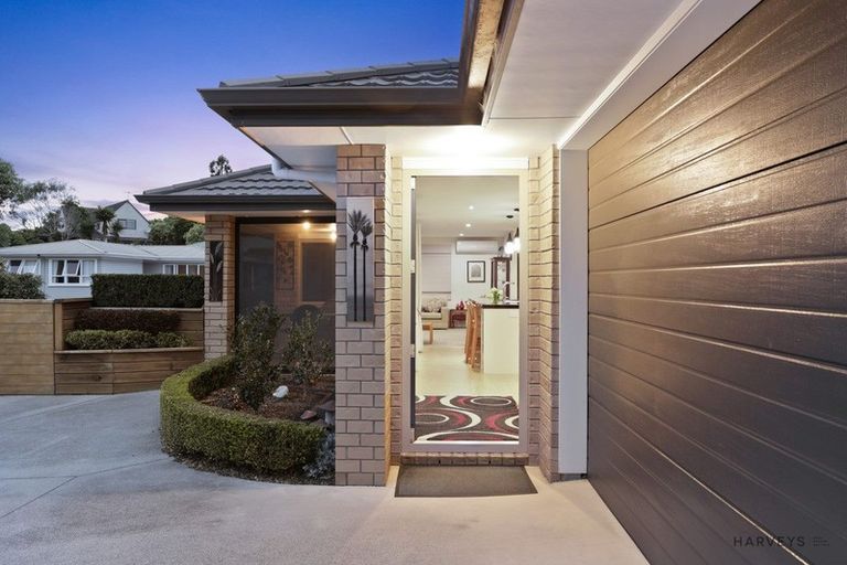 Photo of property in 48 Godley Road, Green Bay, Auckland, 0604