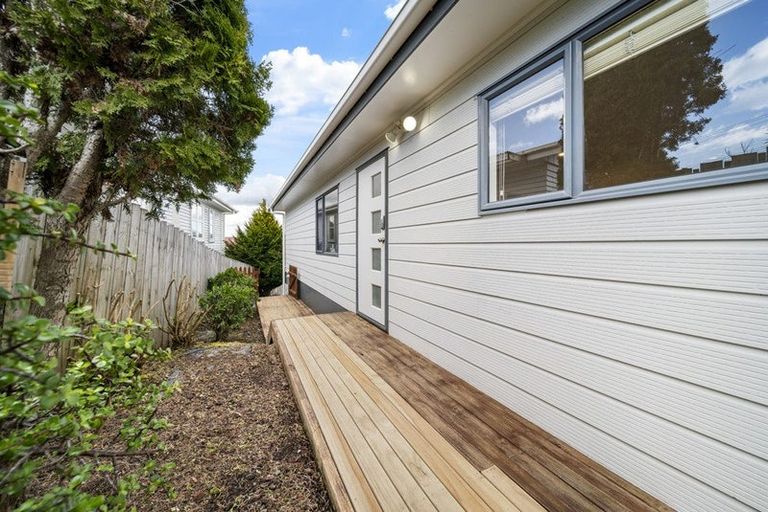 Photo of property in 2/109 Target Road, Totara Vale, Auckland, 0629