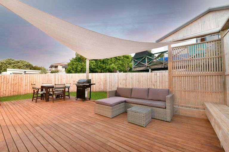 Photo of property in 15b Pacific Parade, Army Bay, Whangaparaoa, 0930