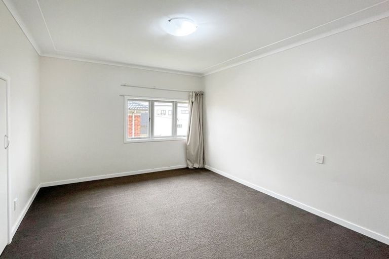 Photo of property in 6 Newington Road, Henderson, Auckland, 0612
