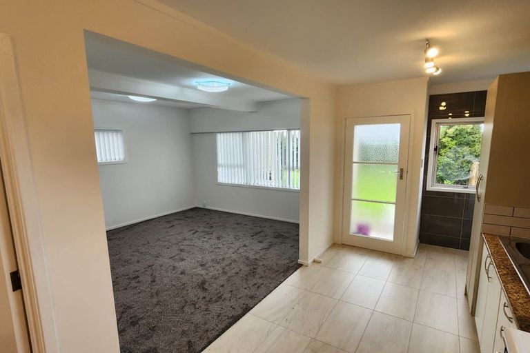 Photo of property in 623 Glenfield Road, Totara Vale, Auckland, 0629