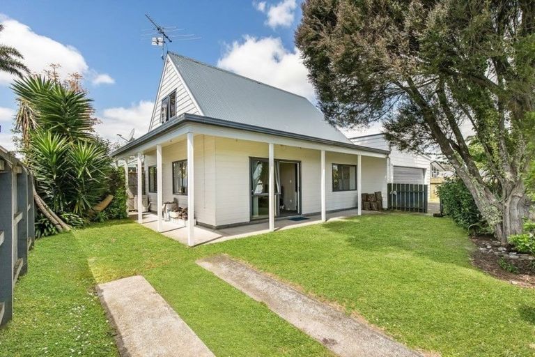 Photo of property in 2 Braeburn Place, Takanini, 2112