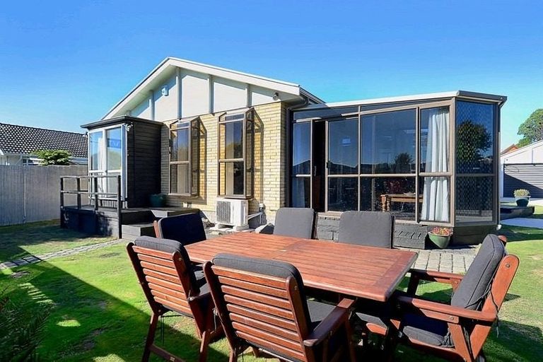 Photo of property in 11 Beeston Place, Redwood, Christchurch, 8051