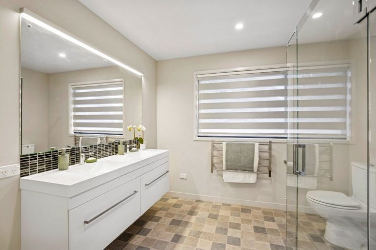 Photo of property in 12 Grove Lane, Kelvin Heights, Queenstown, 9300