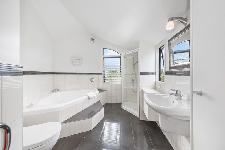 Photo of property in 2/8 Tui Glen Road, Birkenhead, Auckland, 0626