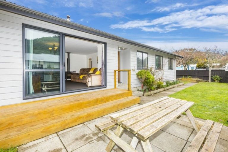 Photo of property in 13 Gemstone Drive, Birchville, Upper Hutt, 5018