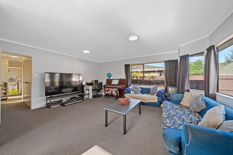 Photo of property in 2/52 Athlone Crescent, Avalon, Lower Hutt, 5011