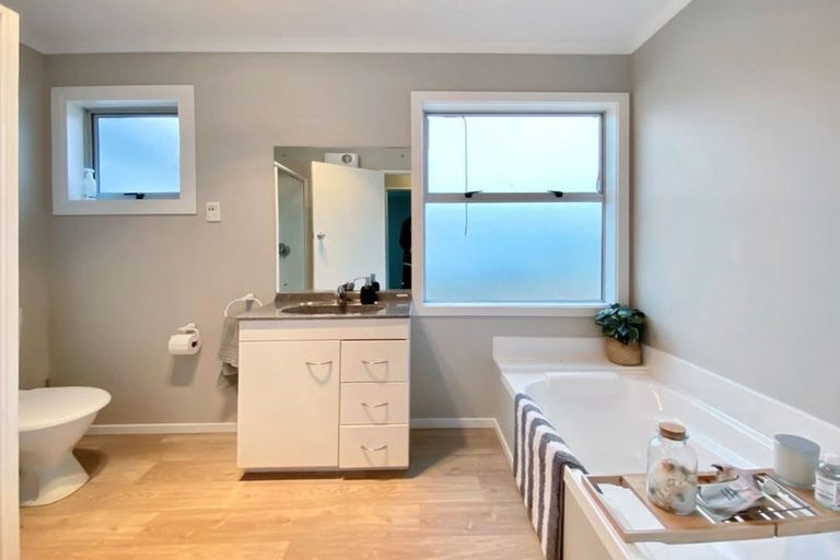 Photo of property in 20 Monteith Street, Halcombe, 4779