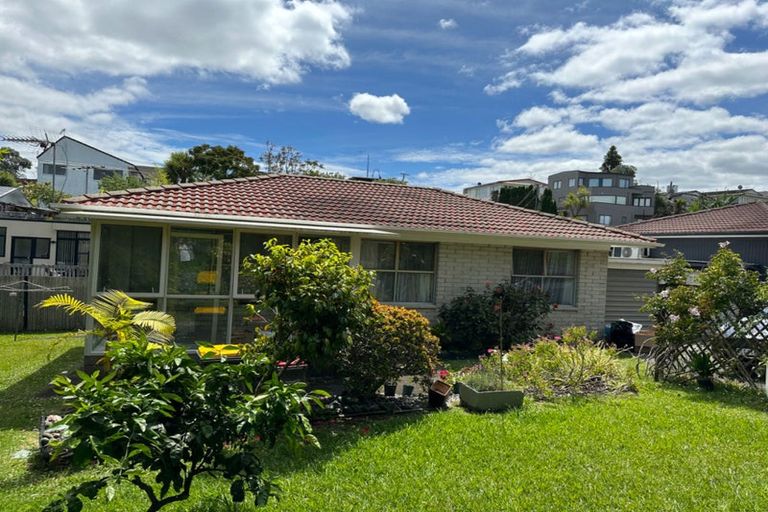 Photo of property in 2/35 Knightsbridge Drive, Forrest Hill, Auckland, 0620