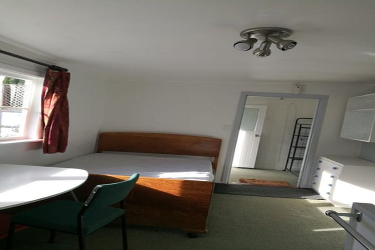 Photo of property in 104 Parkvale Road, Karori, Wellington, 6012