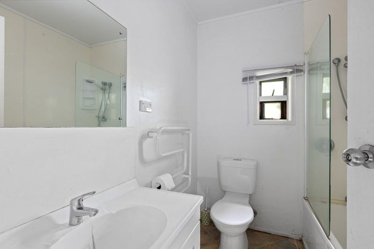 Photo of property in 4 Amorino Drive, Red Beach, 0932