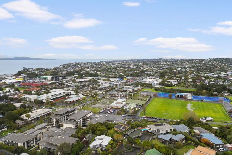 Photo of property in 2/55a Woodlands Crescent, Browns Bay, Auckland, 0630