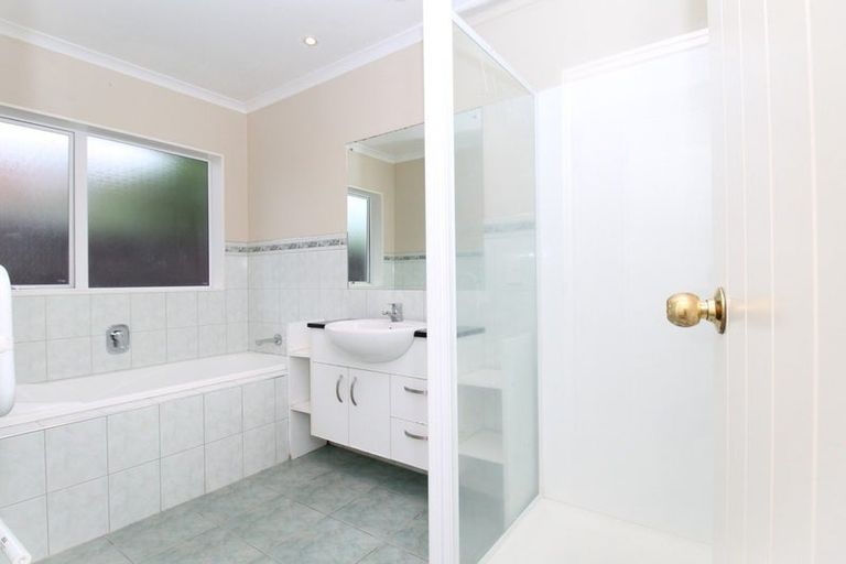 Photo of property in 2 Cambrian Crescent, Flat Bush, Auckland, 2016