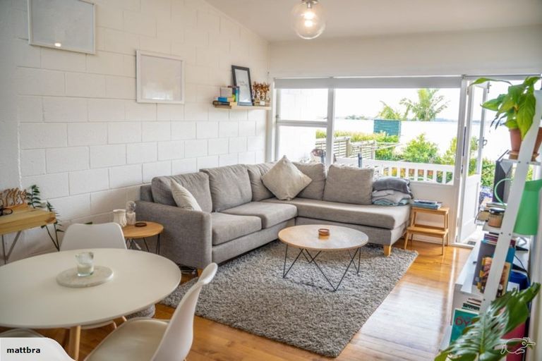 Photo of property in 2/289 Glenfield Road, Glenfield, Auckland, 0629