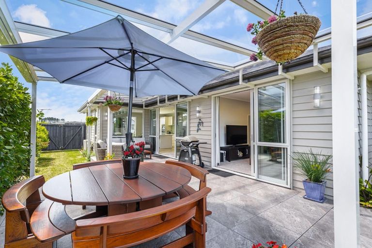 Photo of property in 17 Larmer Drive, Kumeu, 0810