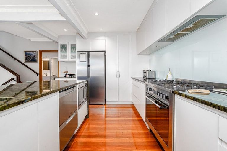 Photo of property in 62 Evans Bay Parade, Roseneath, Wellington, 6021