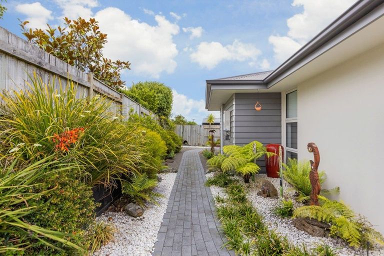 Photo of property in 11 Monaco Grove, Fitzherbert, Palmerston North, 4410